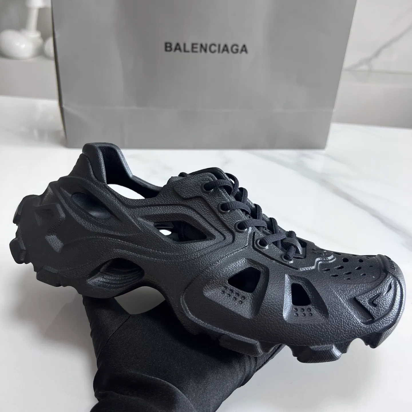 👟👟Ex-factory price 380👟👟 Balenciaga must-have beach shoes for summer: Men's and women's shoes are made of ultra-light 95% (injection molding) EVA plastic, 5% foam plastic foam cushioning material #Ultra-lightweight one-piece foam shoe mold ❗ New summer product, French high-end luxury brand - Balenciaga BALENCIAGA 3XL Rubber Low Top Sneakers 3XL version series summer beach wading versatile trendy lace-up casual sports hole sandals. Size: 35-46